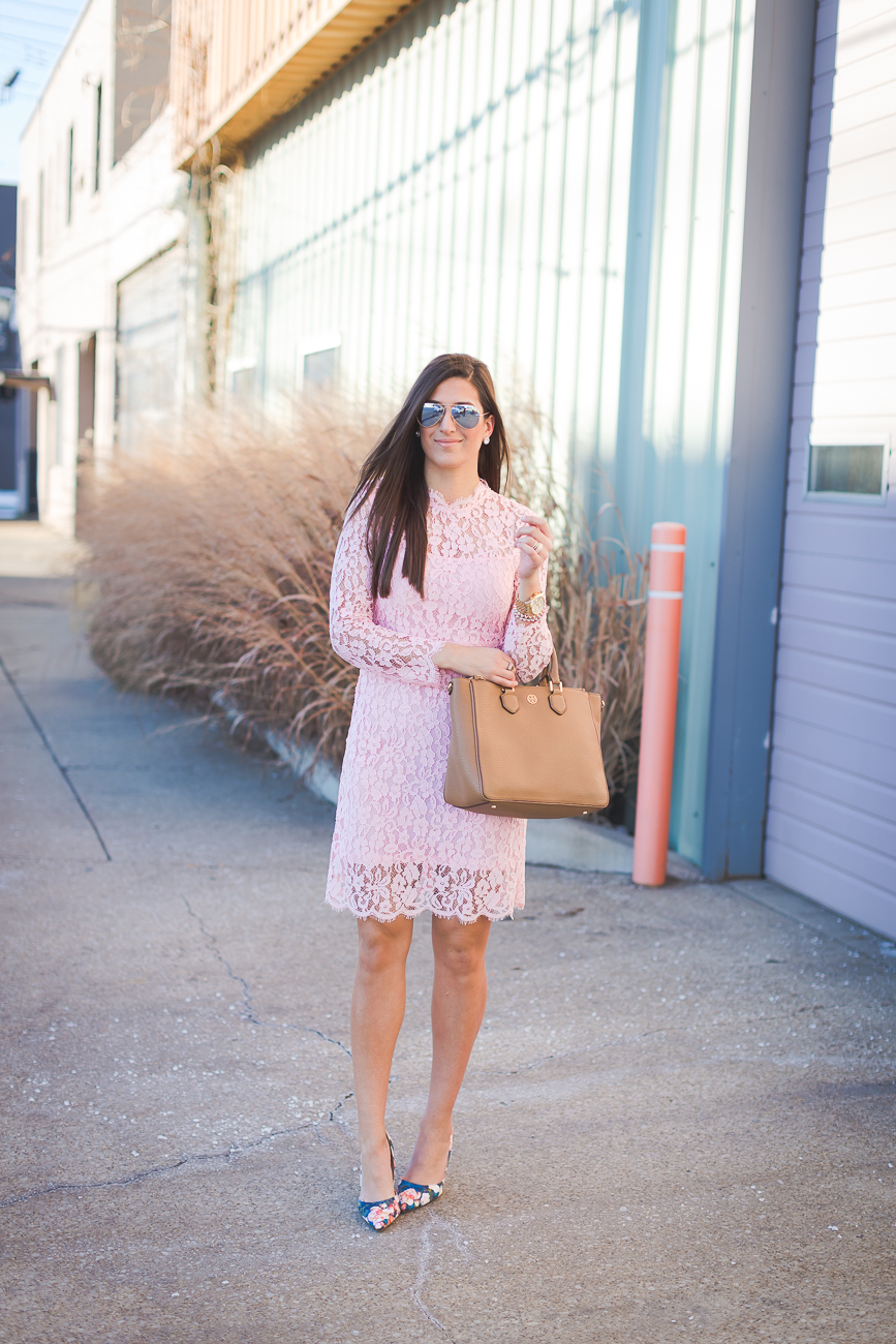 Розовое платье с бежевыми туфлями