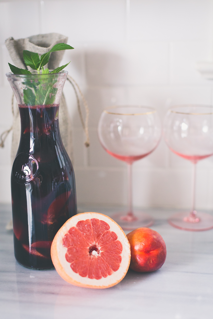 wine gifts, healthy sangria recipes, low calories sangria recipes, low calories cocktails, healthy cocktail recipes, healthy cocktails, white wine sangria, white sangria, healthy rose spritzer recipe, fourth of july cocktail recipes, healthy fourth of july recipes, healthy fourth of july sangria recipes, low calorie fourth of july cocktails // grace wainwright a southern drawl