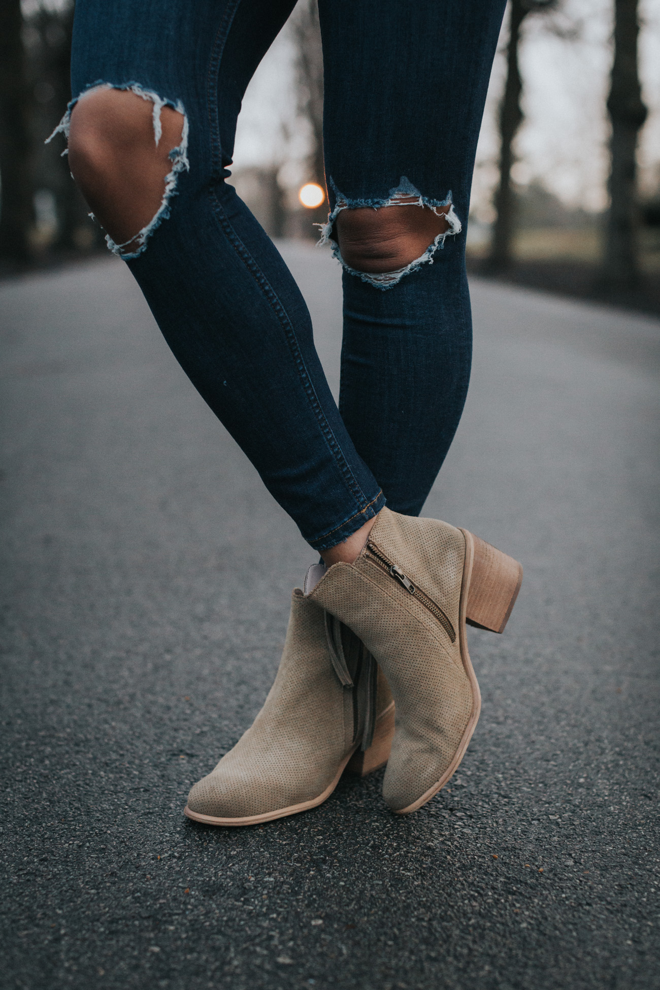 twist sweater, backless sweater, neutral sweater, free people busted skinny jeans, hinge booties, affordable booties, busted distressed skinny jeans // grace wainwright a southern drawl