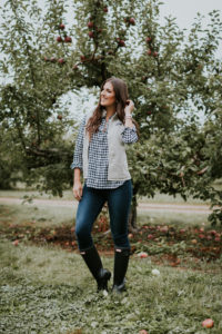 apple picking outfit, gingham boyfriend shirt, gingham shirt, patagonia vest, patagonia outfit, outdoorsy outfit, cute fall outfit, fall style, fall fashion, hunter boots, hunter wellies, hunter tour packable, apple orchard outfit // grace wainwright a southern drawl