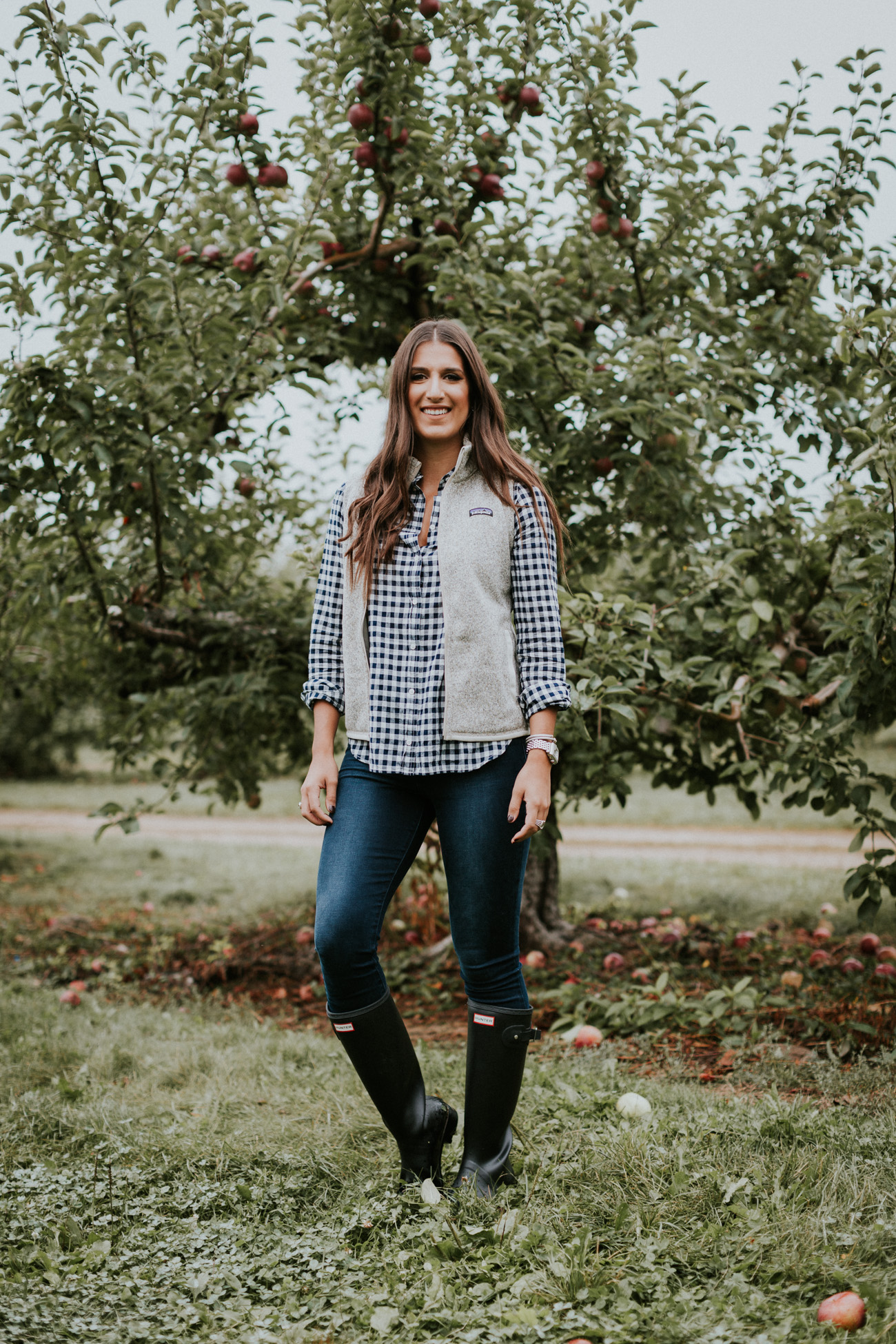 apple picking outfit, gingham boyfriend shirt, gingham shirt, patagonia vest, patagonia outfit, outdoorsy outfit, cute fall outfit, fall style, fall fashion, hunter boots, hunter wellies, hunter tour packable, apple orchard outfit // grace wainwright a southern drawl