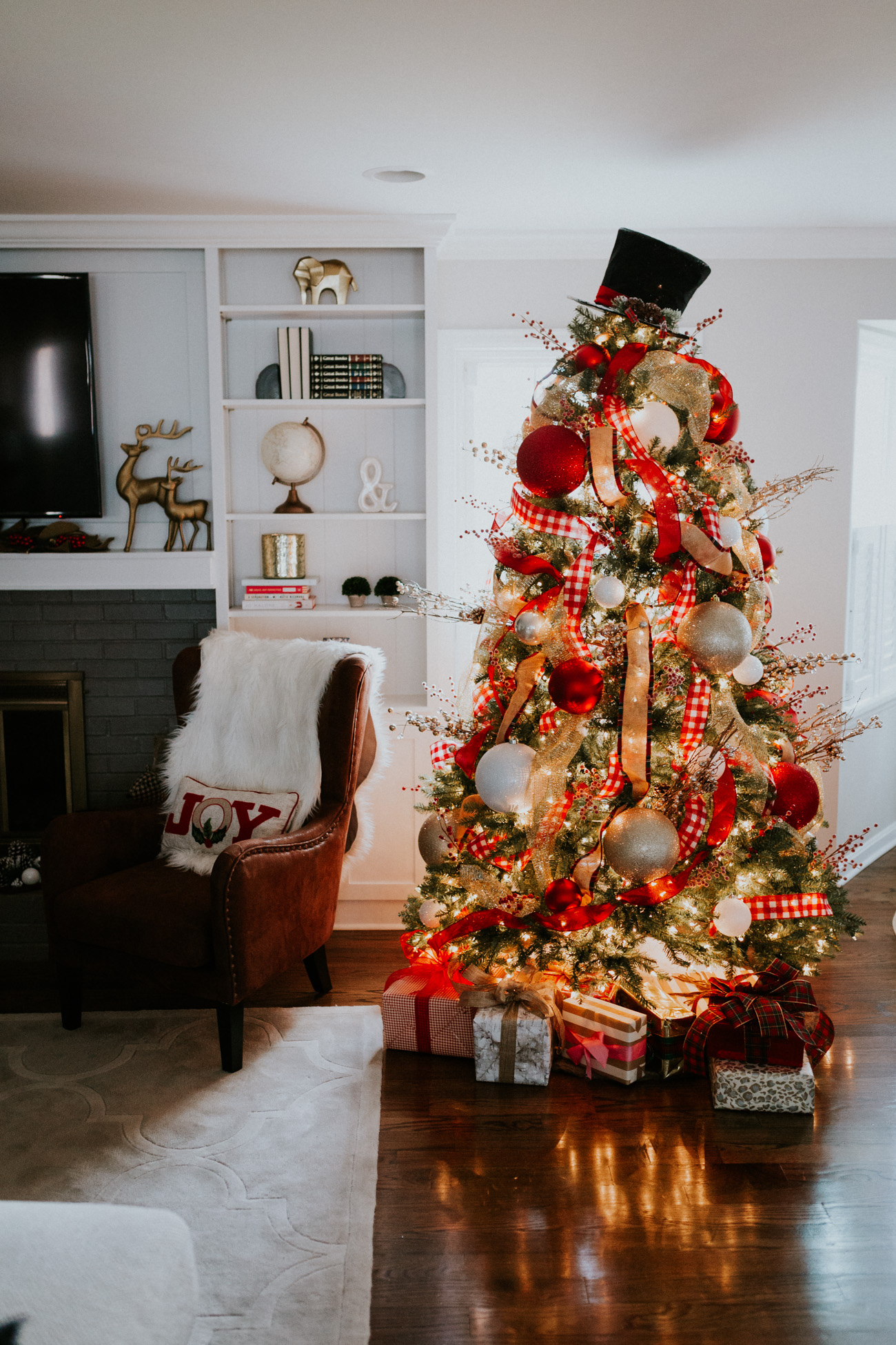 holiday home decor, holiday decorations, holiday decor ideas, nordstrom holiday decor, voluspa candles, holiday pillows, christmas throw blanket, faux fur pillow, faux fur throws, christmas tree decor, a southern drawl christmas tree, a southern drawl home // grace wainwright a southern drawl