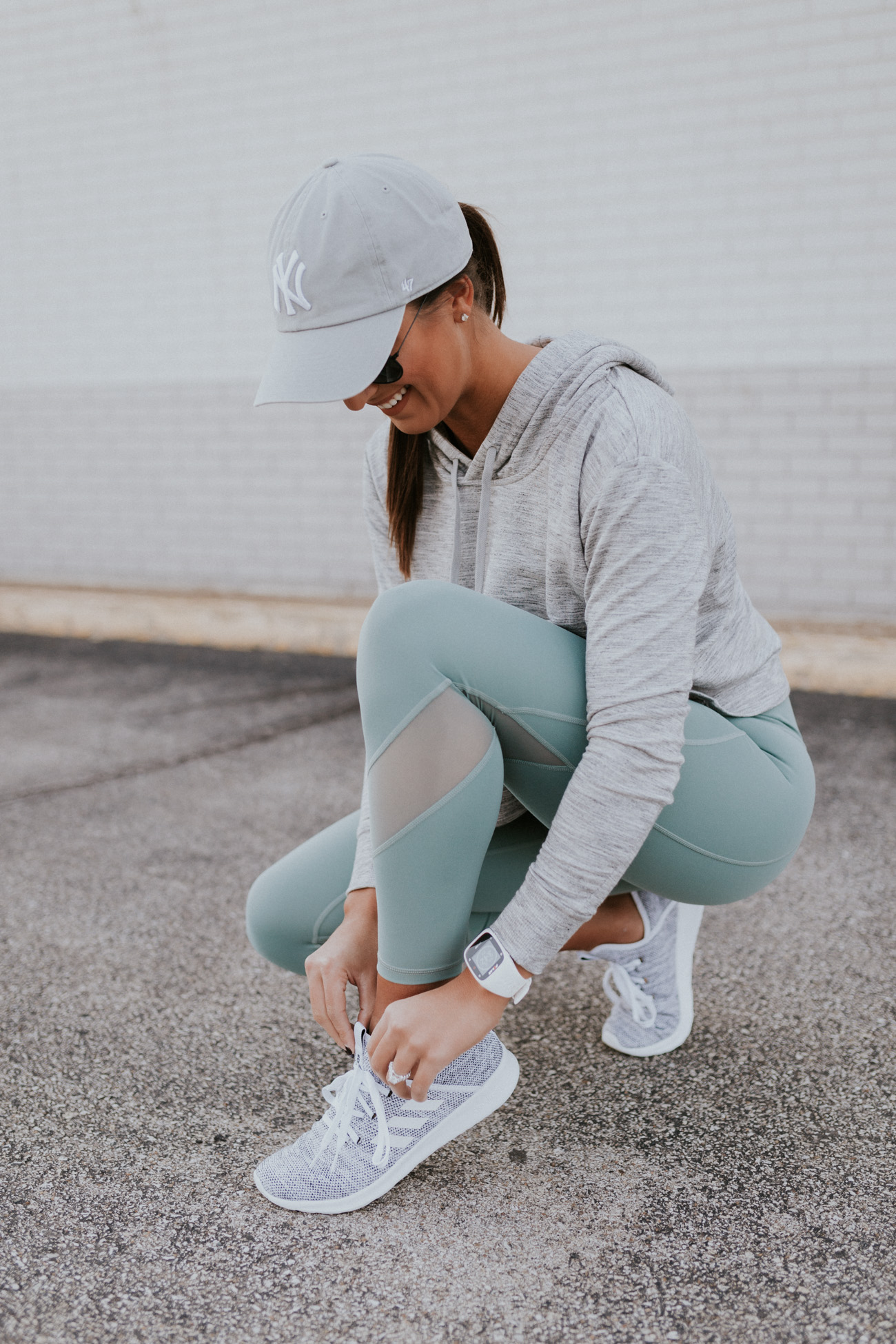 Cropped hoodie athleisure outfit  Leggings and converse, White